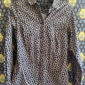 Banana Republic Tailor Fit Blouse. Size 2